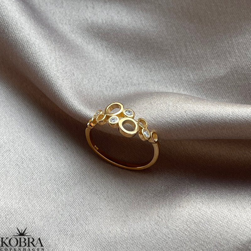 "Lucienna" guld ring med hvide sten