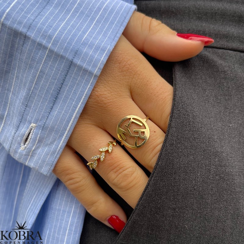 "Close To You" hndlavet guld ring med dine bogstaver