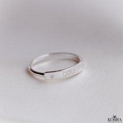 "Rivia" slv ring med hvid zirkonia og personlig gravering