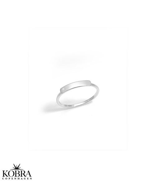 "Rivia" slv ring med hvid zirkonia og personlig gravering
