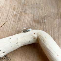 "Rivia" slv ring med hvid zirkonia og personlig gravering