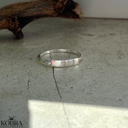 "Rivia" slv ring med hvid zirkonia og personlig gravering