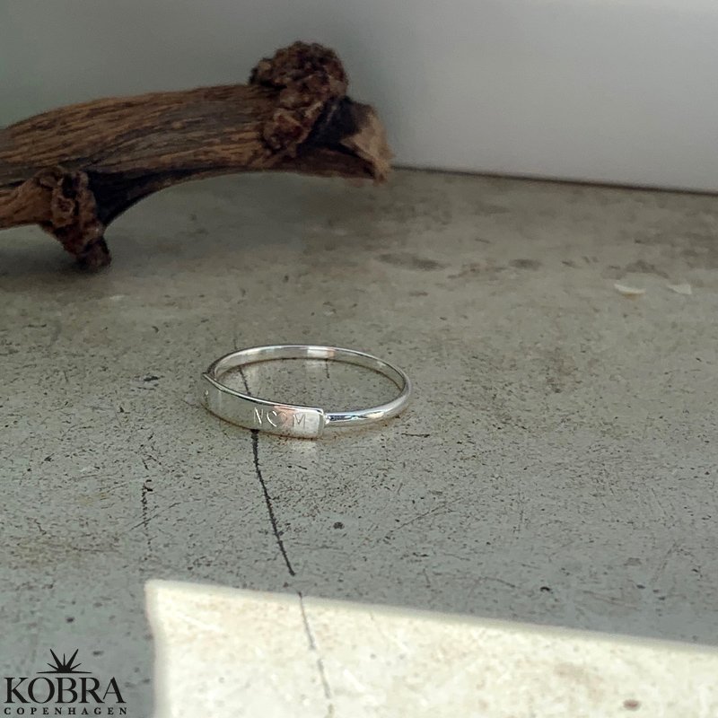 "Rivia" slv ring med hvid zirkonia og personlig gravering
