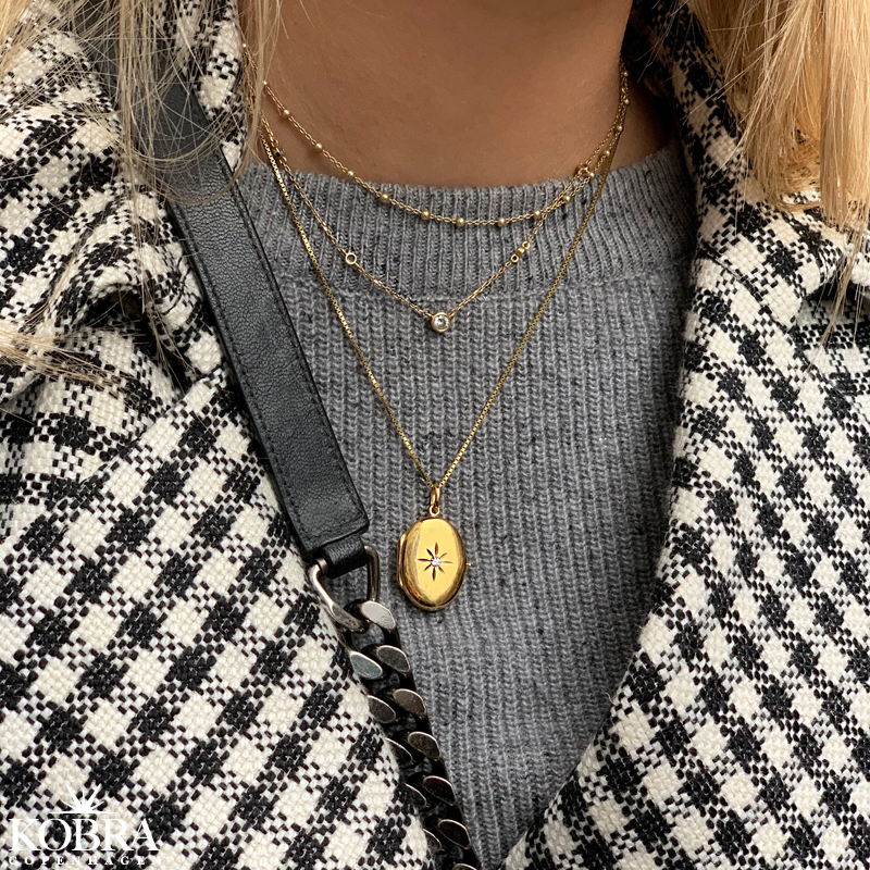 "Rocket" oval guld medaljon med smuk hvid sten