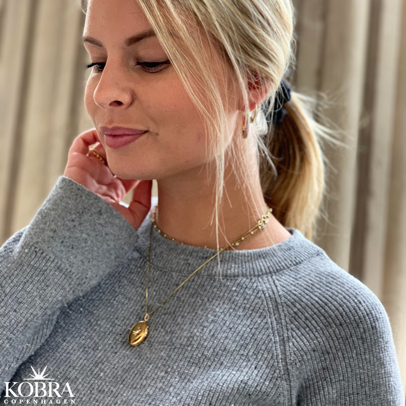 "Rocket" oval guld medaljon med smuk hvid sten