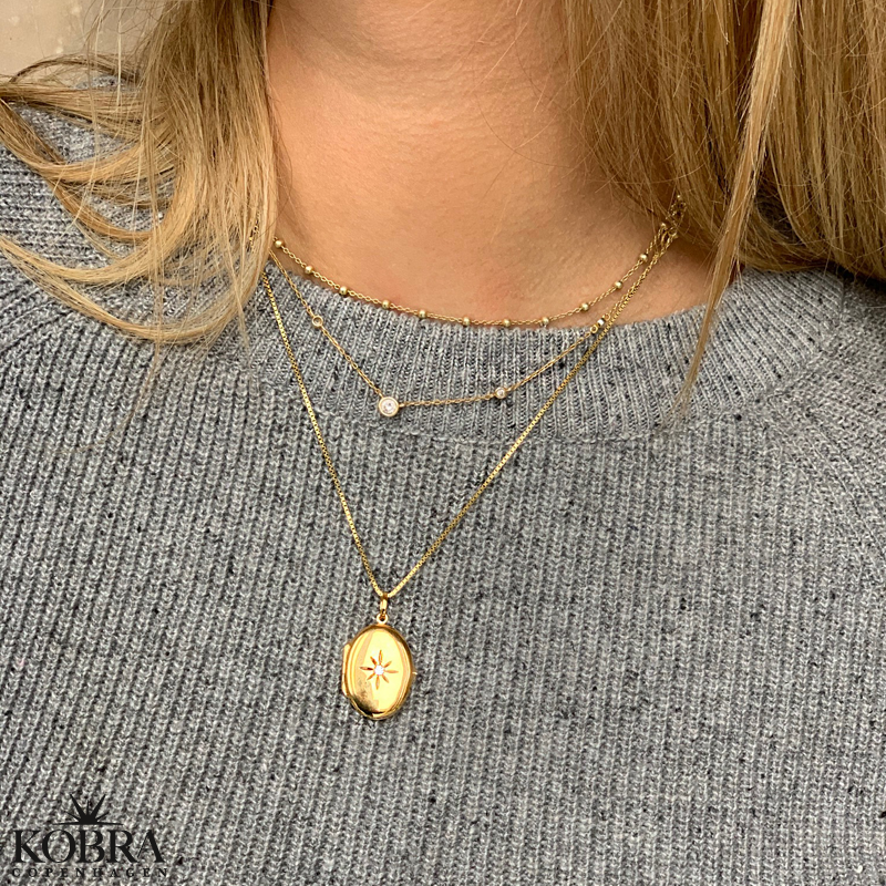 "Rocket" oval guld medaljon med smuk hvid sten