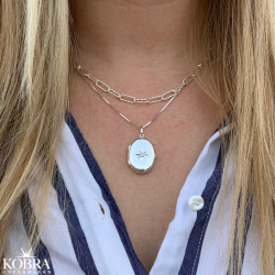 "Rocket" oval slv medaljon med fin hvid sten