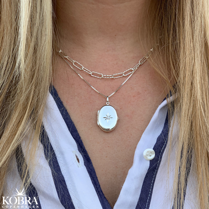 "Rocket" oval slv medaljon med fin hvid sten