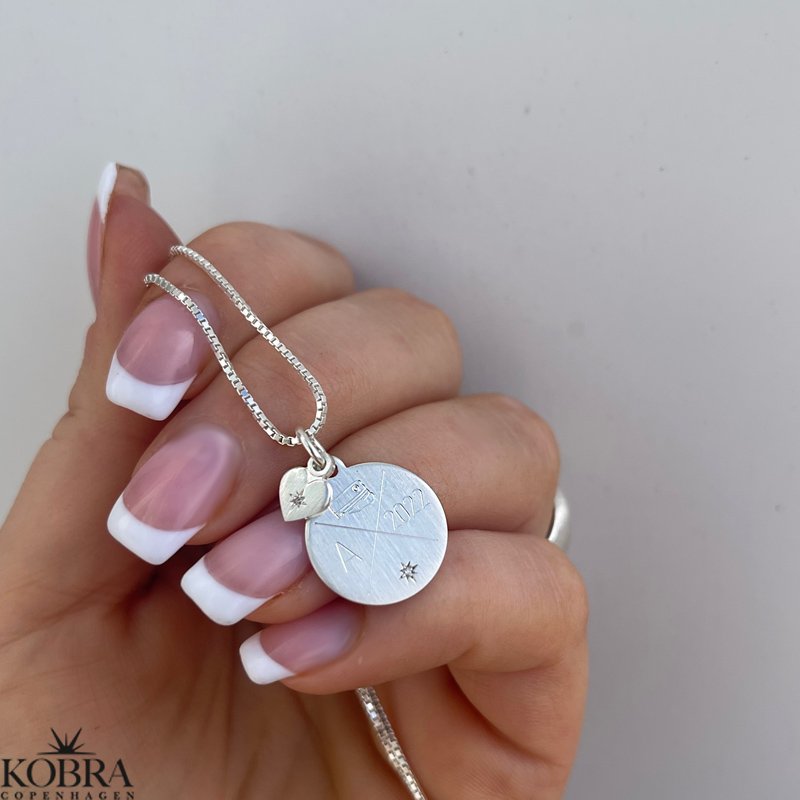 Studenter smykke til studinen // halskde i slv med indgravering