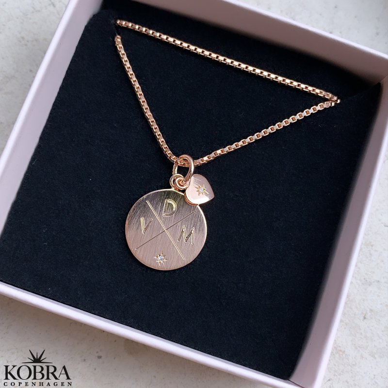 Rund "Rocket" krydsgravering halskde med sten i slv