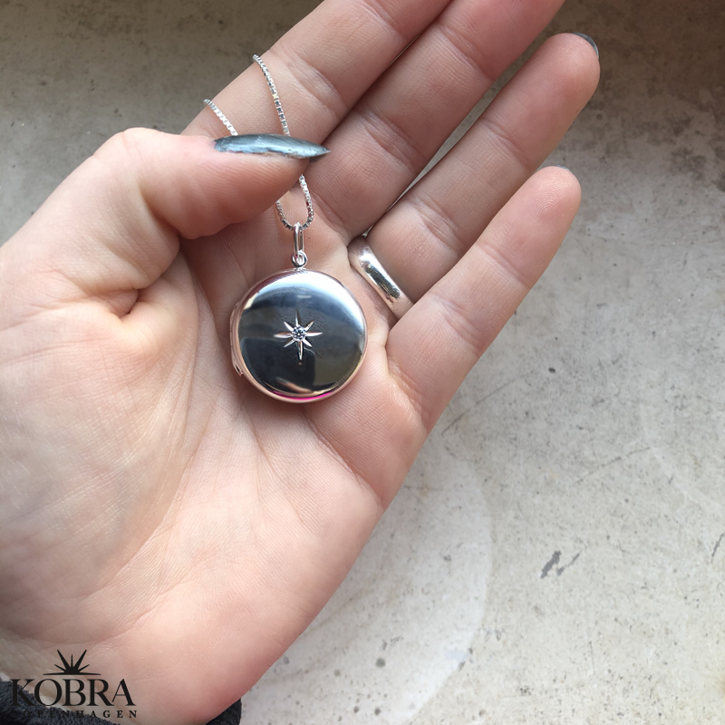 "Rocket" rund medaljon med hvid sten i sterling slv