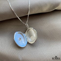 "Rocket" oval slv medaljon med fin hvid sten