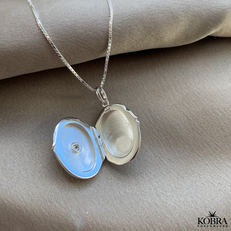 "Rocket" oval slv medaljon med fin hvid sten
