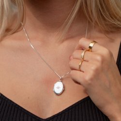 "Rocket" oval slv medaljon med fin hvid sten