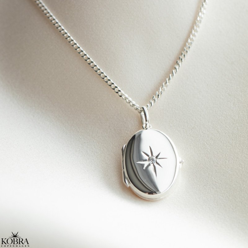 "Rocket" oval slv medaljon med fin hvid sten