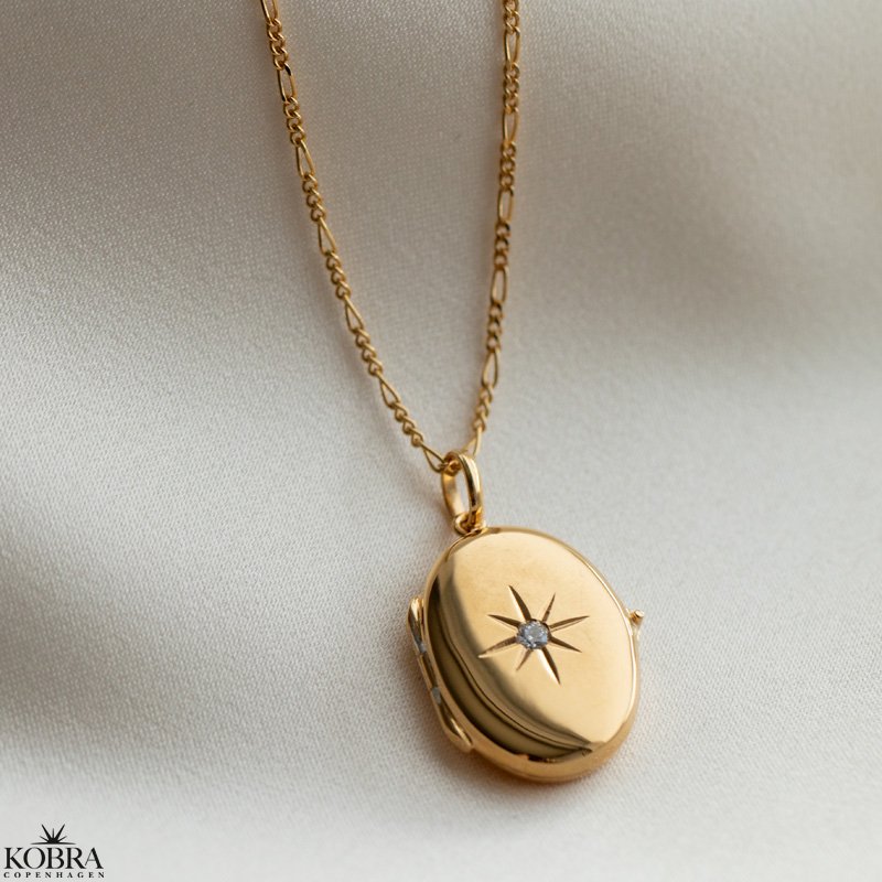 "Rocket" oval guld medaljon med smuk hvid sten