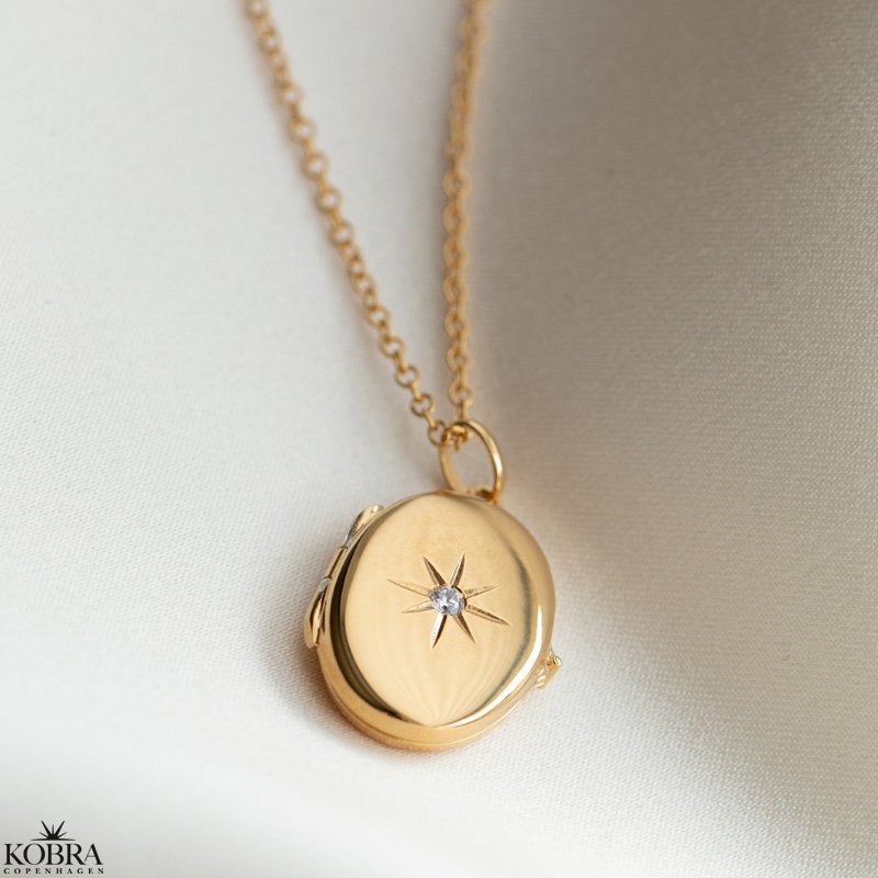 "Rocket" oval guld medaljon med smuk hvid sten