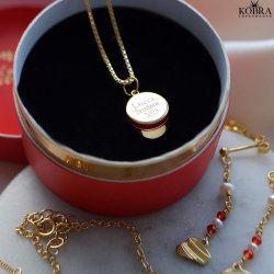 Rd studenterhue, guld halskde med personlig gravering