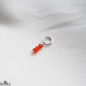 Charm i slv med 3 sm rde glasperler
