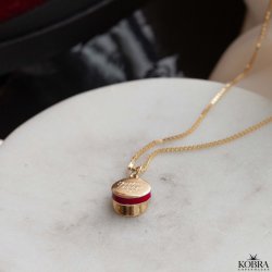 Rd studenterhue, guld halskde med personlig gravering