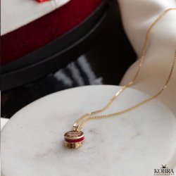 Rd studenterhue, guld halskde med personlig gravering