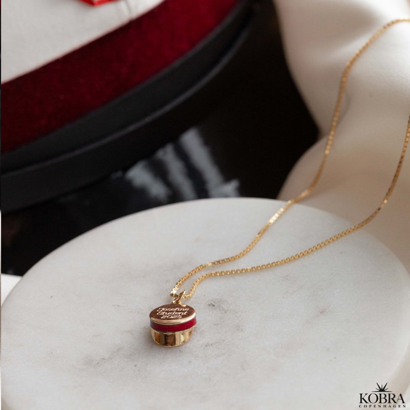 Rd studenterhue, guld halskde med personlig gravering