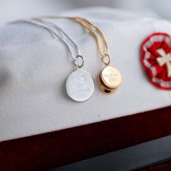 Studenter smykke i slv med studenterhue og navn indgraveret