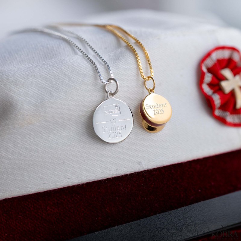 Rd studenterhue, guld halskde med personlig gravering