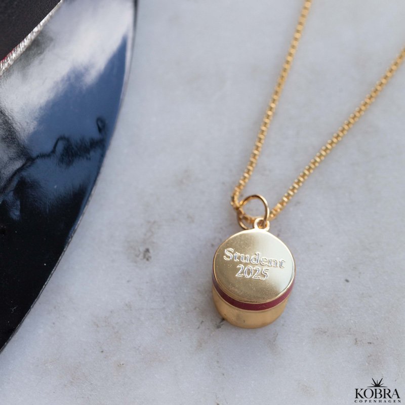 Rd studenterhue, guld halskde med personlig gravering