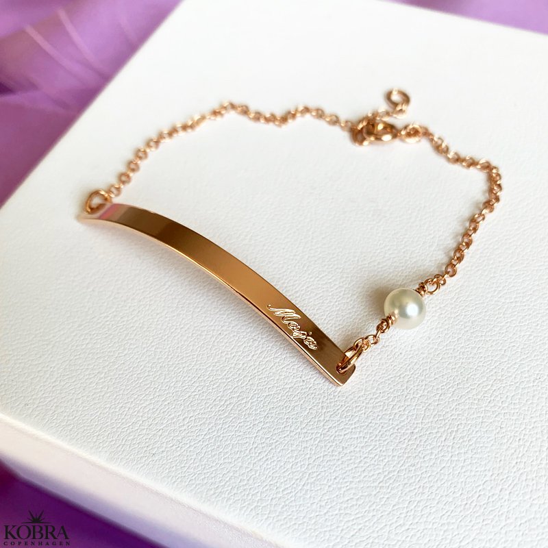 "Montana" 18 karat forgyldt armbnd / armlet med plade og hvid ferskvandsperle, inklusiv gravering