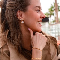 "Lindsey" hoops med h�nge och stenar � 18k f�rgyllda