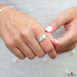 "Roxy" signet ring i slv med hvid zirkonia