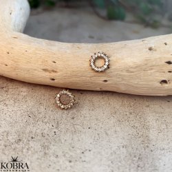 "Ilsa" rund guld reringe med hvide sten