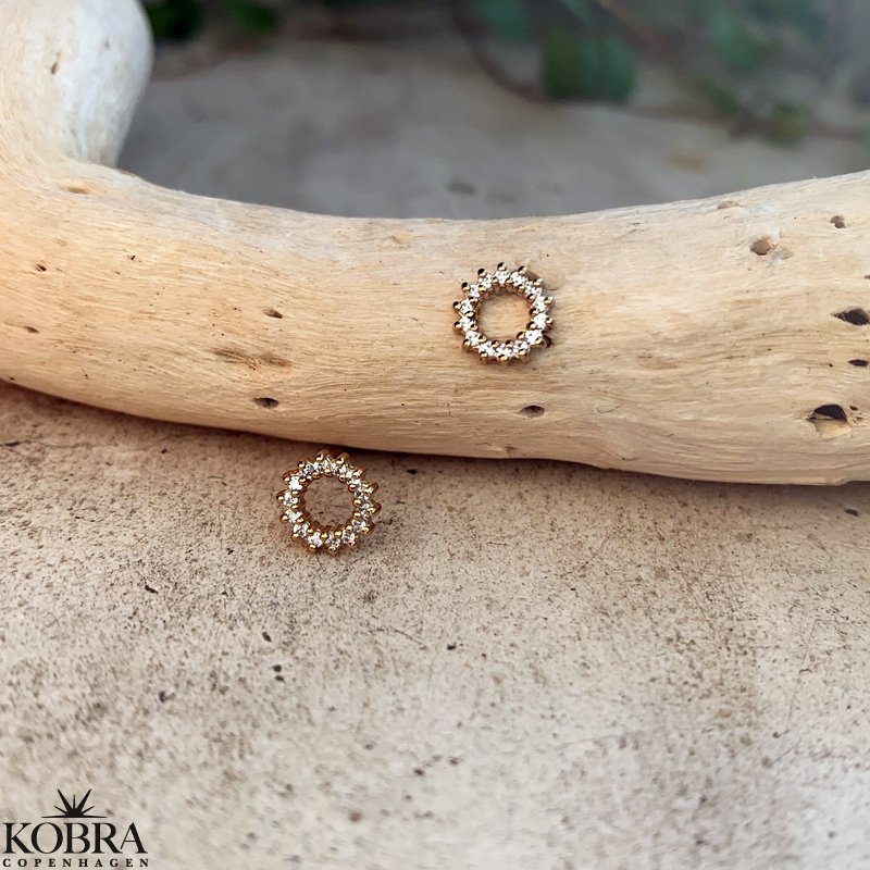 "Ilsa" rund guld reringe med hvide sten