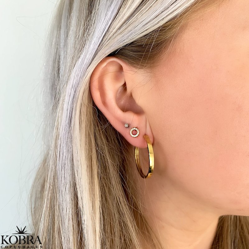 "Ilsa" rund guld reringe med hvide sten