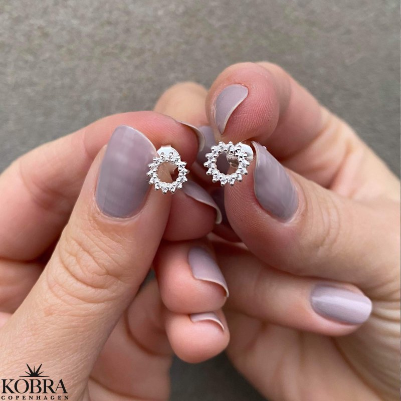 "Ilsa" sm runde slv reringe med hvide zirkonia sten