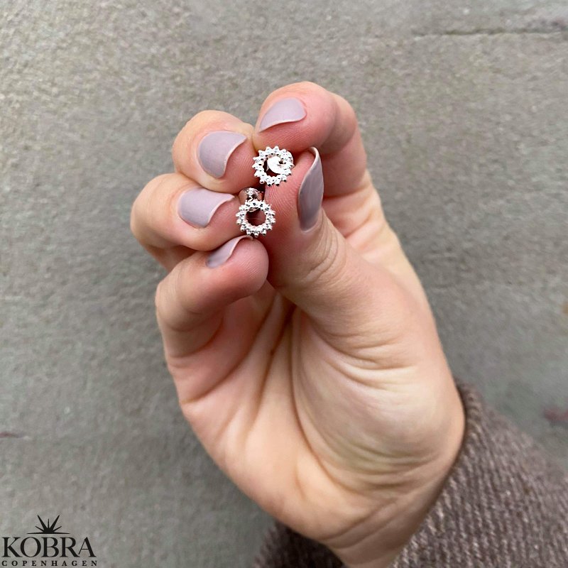 "Ilsa" sm runde slv reringe med hvide zirkonia sten