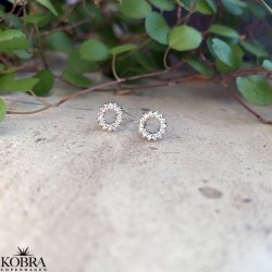 "Ilsa" sm runde slv reringe med hvide zirkonia sten