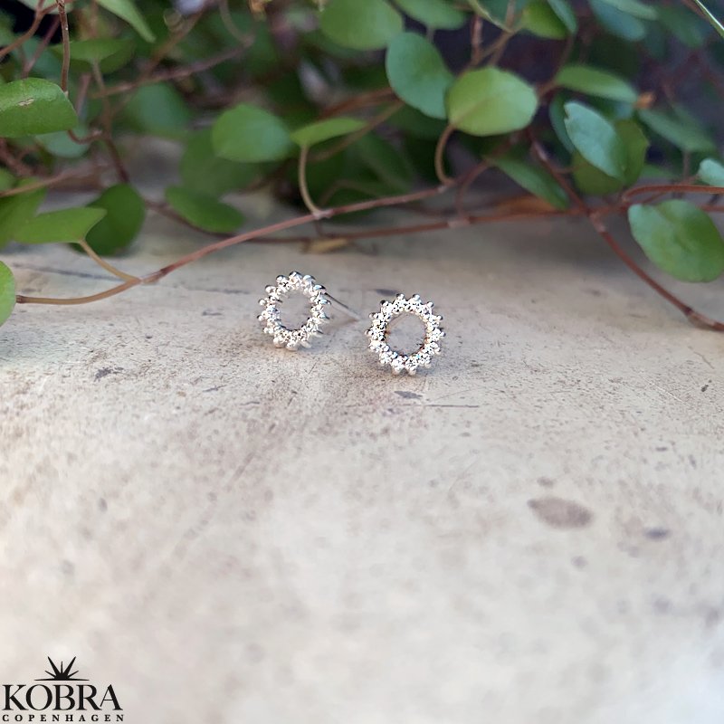 "Ilsa" sm runde slv reringe med hvide zirkonia sten