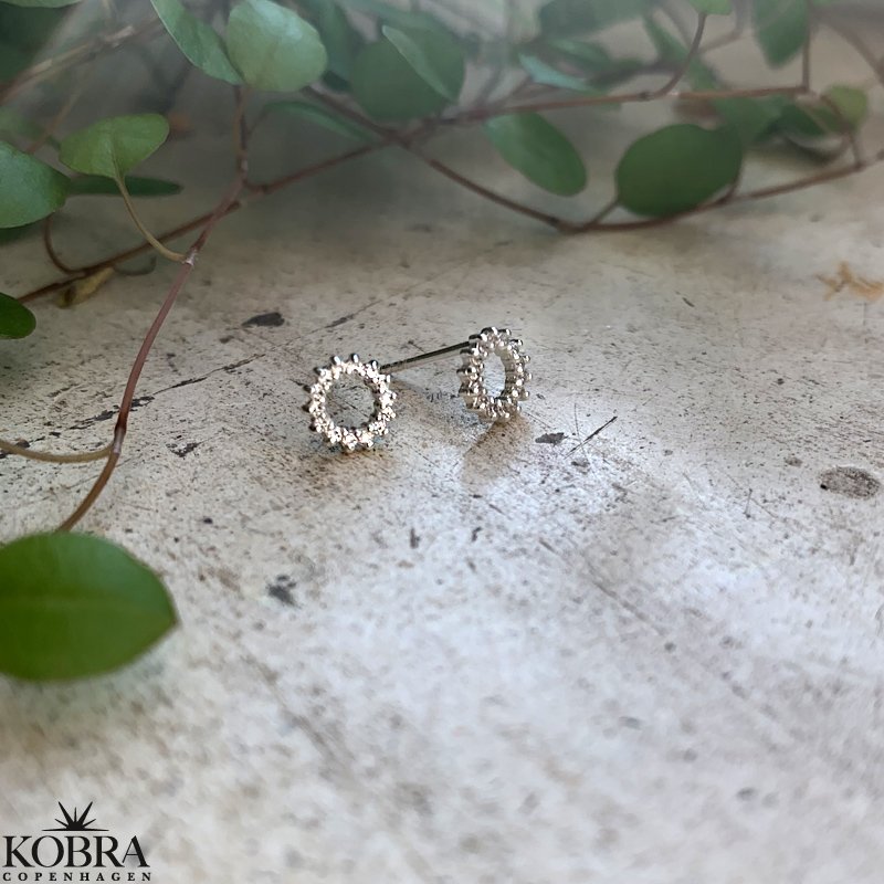 "Ilsa" sm runde slv reringe med hvide zirkonia sten