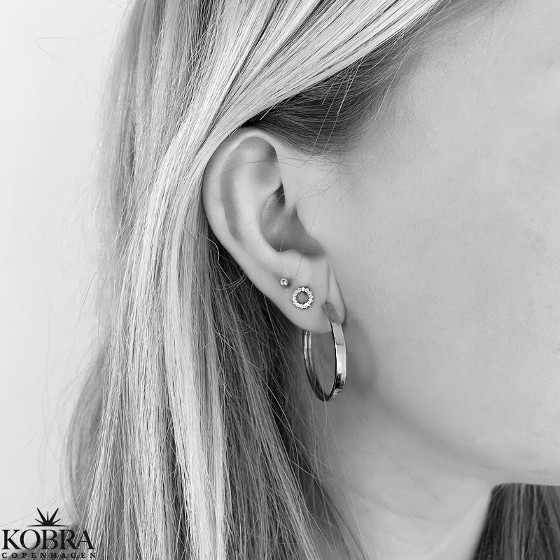 "Ilsa" sm runde slv reringe med hvide zirkonia sten