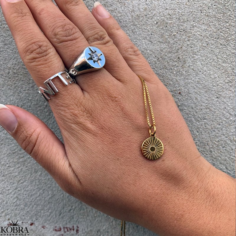 "Mayday Circle" mini guldhalskde med gravering