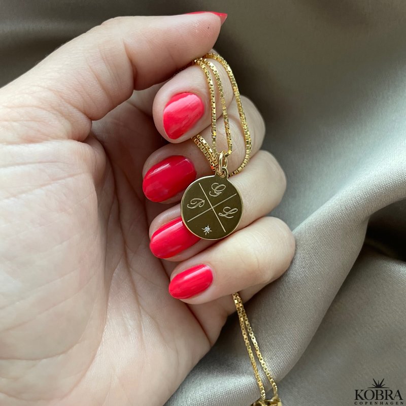 "Precious" guld amulet med kryds gravering