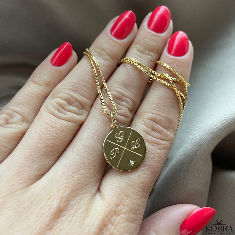 "Precious" guld amulet med kryds gravering