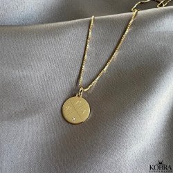 "Precious" guld amulet med kryds gravering