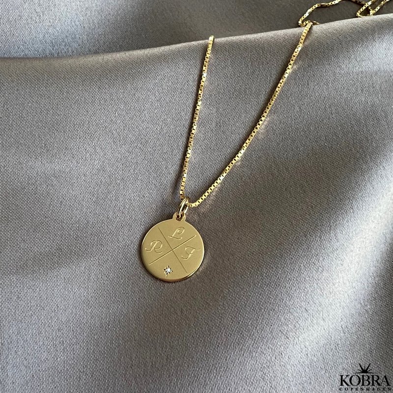 "Precious" guld amulet med kryds gravering