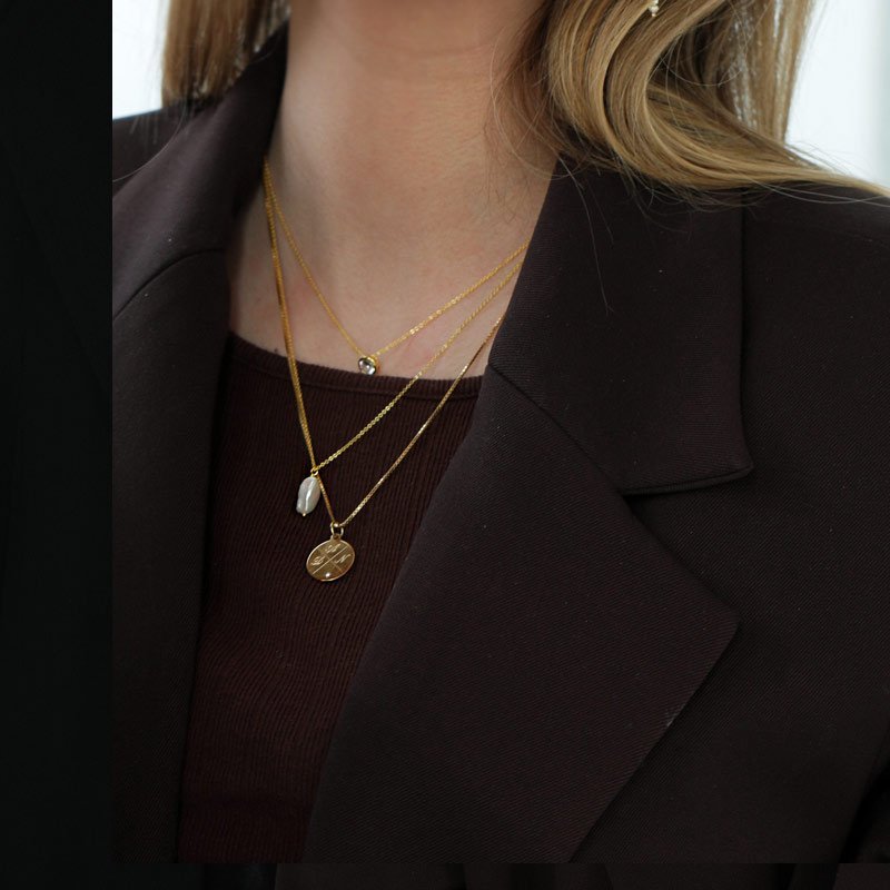 "Precious" guld amulet med kryds gravering