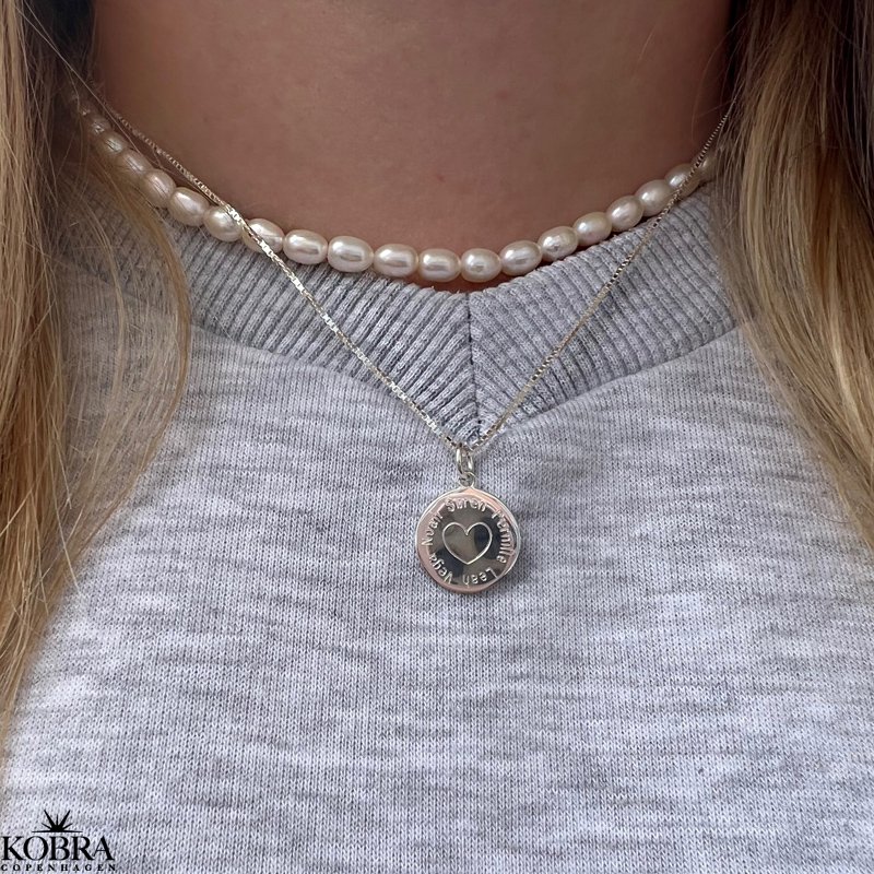 "Vigga" slv smykke / amulet med hjerte samt din personlige gravering