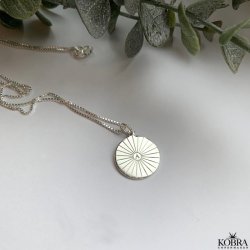 "Mayday Circle" sterling slv halskde med gravering