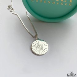 "Mayday Circle" sterling slv halskde med gravering